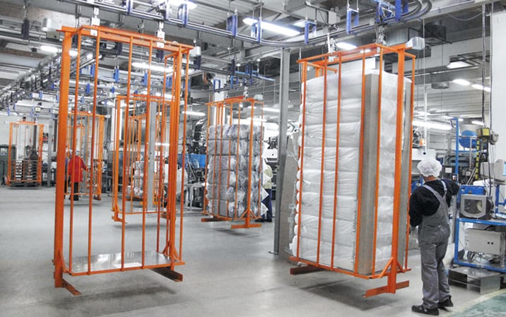 Förpackningsmaterial i orangea hängande ramar