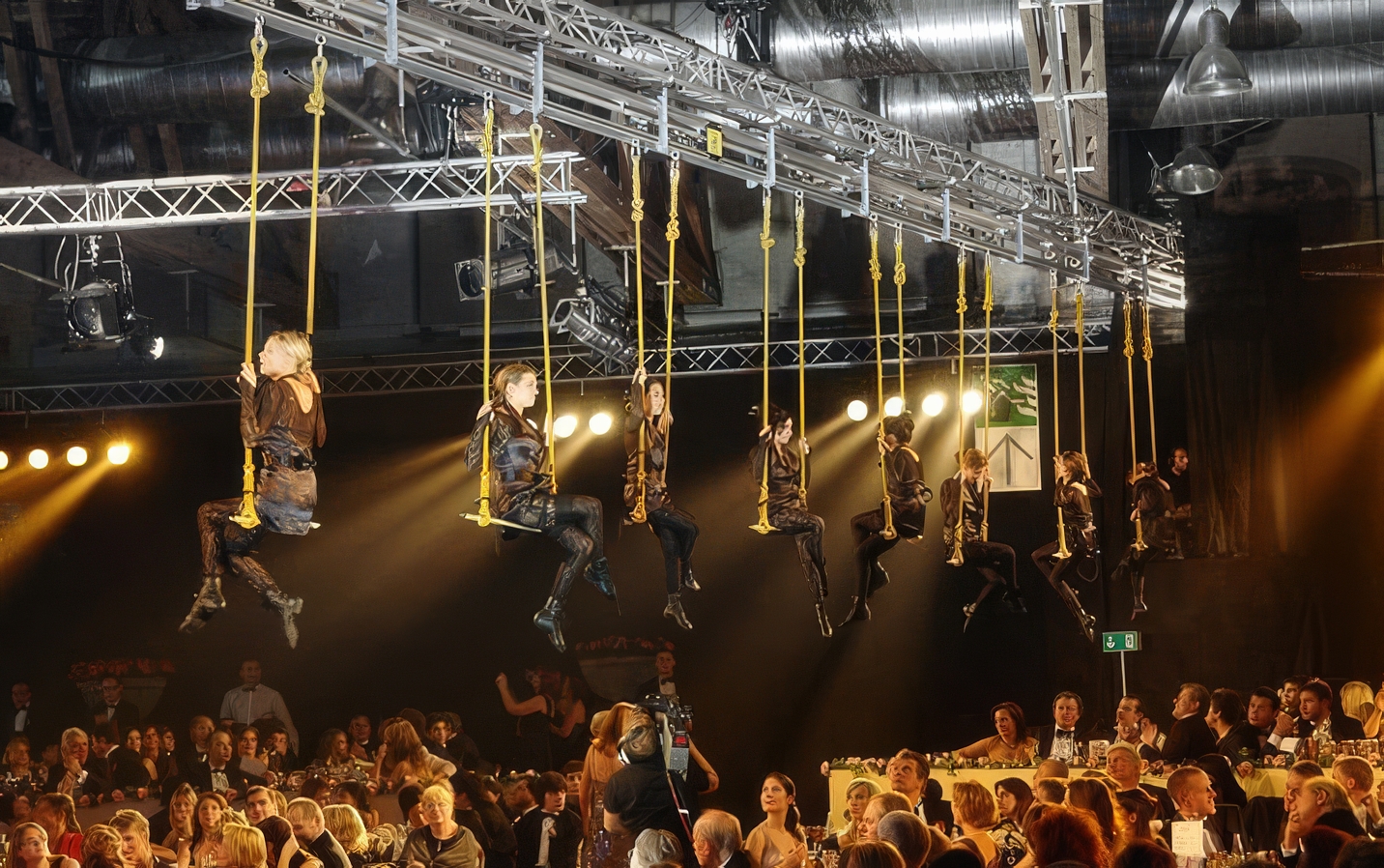 Scenutrustning i rigg över konsertpublik