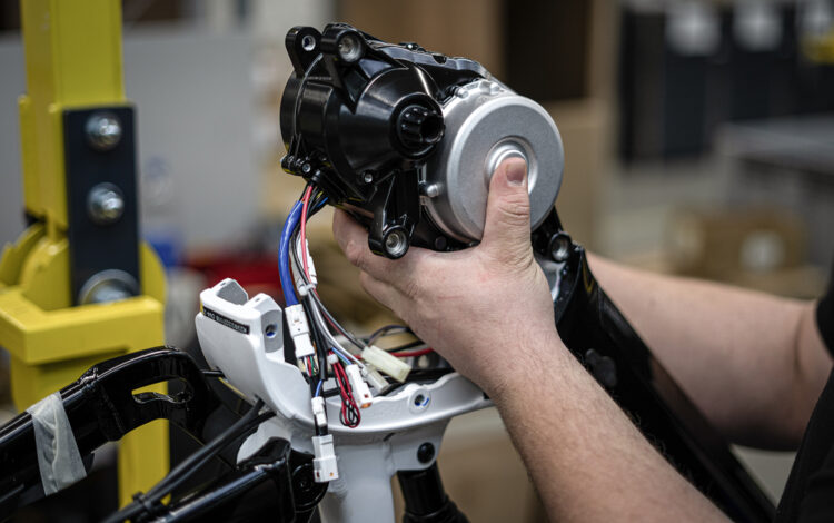 Elcykelmotor i montörens händer