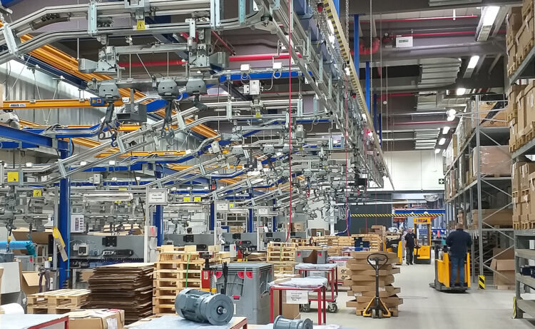 Översikt av verkstad med hängconveyor