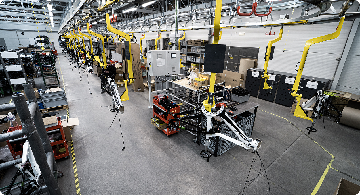 Överblick av verkstad med gul hängconveyor