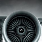 Flygplansvinge med motor underifrån