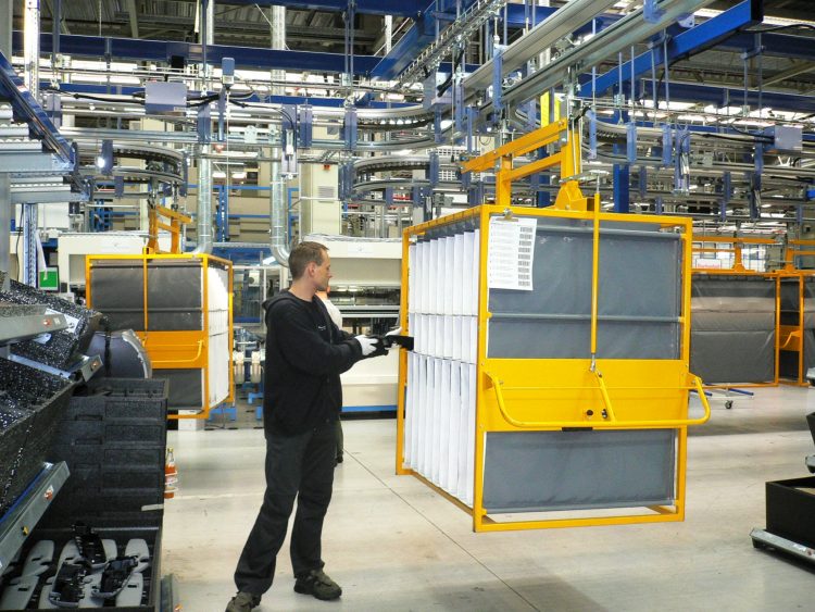Montaje de paneles de puertas en colgador amarillo