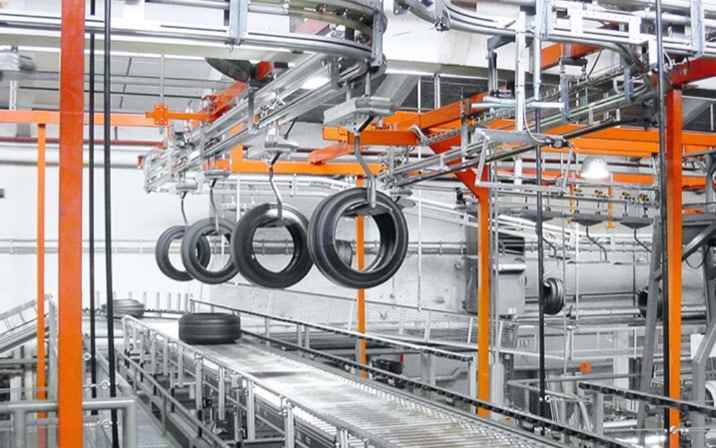 Neumáticos de coche en vía colgante naranja