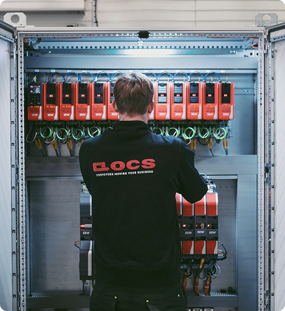 OCS-tekniker arbetar i elskåp