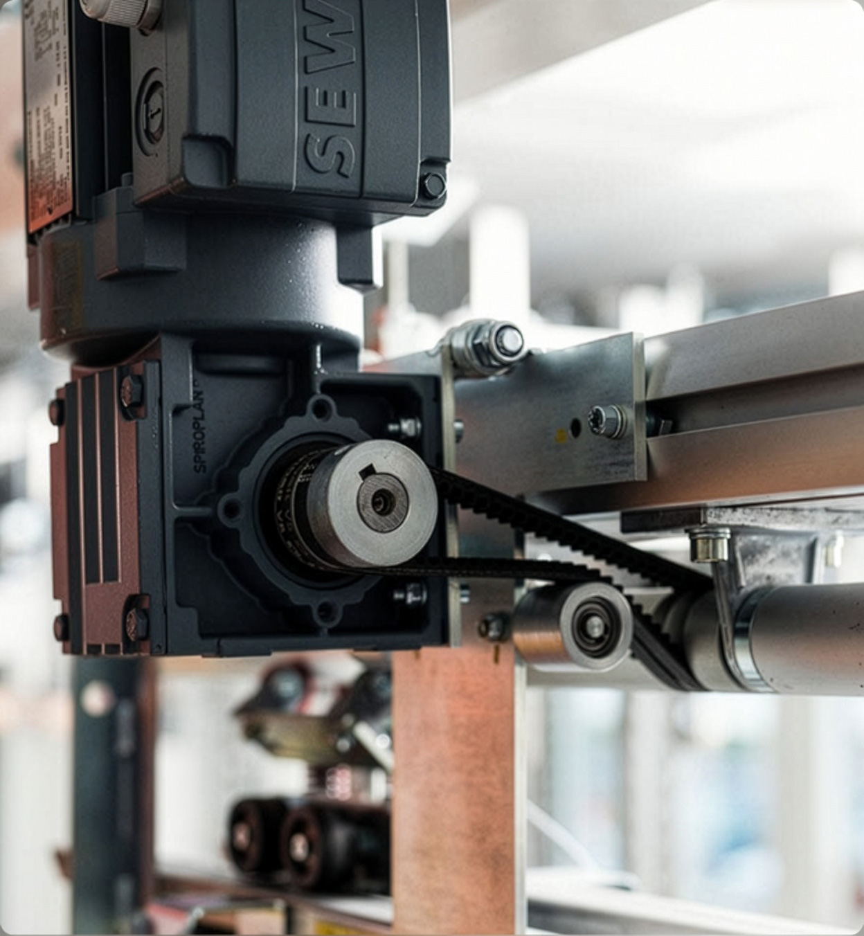 SEW-drivmotor på conveyorskena i närbild