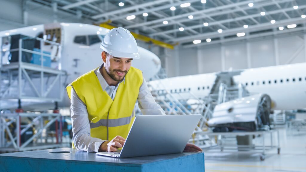 Ingenjörer i varselvästar vid flygplansmontering