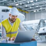 Ingenjörer i varselvästar vid flygplansmontering