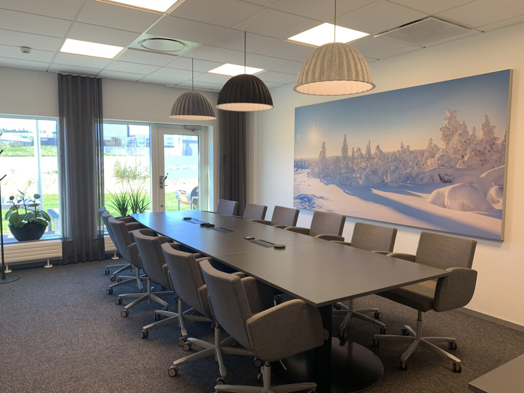 Konferensrum med vinterlandskap på skärmen